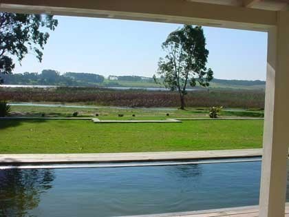 Casa con piscina en Laguna Blanca frente a Laguna